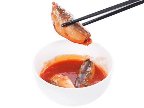 CÁ MÒI SỐT CÀ 3 CÔ GÁI 155G - CÁ NỤC SỐT CÀ