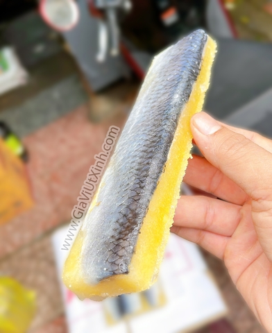 CÁ TRÍCH ÉP TRỨNG MÀU VÀNG NHẬT BẢN (1KG – 6 THANH) – SUSHI SASHIMI