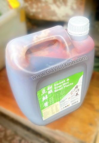 TƯƠNG ĐẬU BẢN QUẢNG TRƯỜNG THÁI 5 LÍT – KWONG CHEONG THYE – NẤU MÓN HOA (Mã Pig)