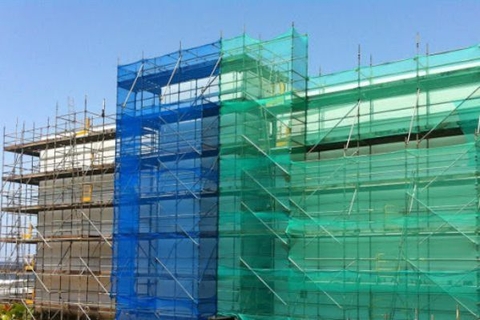 lưới che bụi công trình lắp trên giàn giáo xây dựng