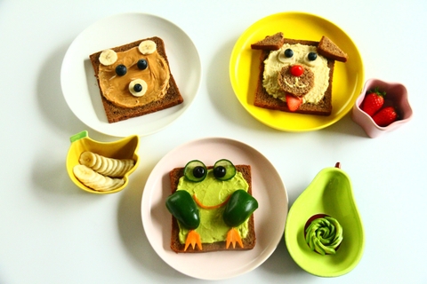 BÁNH MÌ NGUYÊN CÁM ĂN KÈM BƠ VÀ XỐT