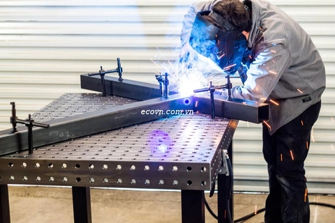 Bàn hàn kích thước 1500x1500mm dùng trong cơ khí chính xác.