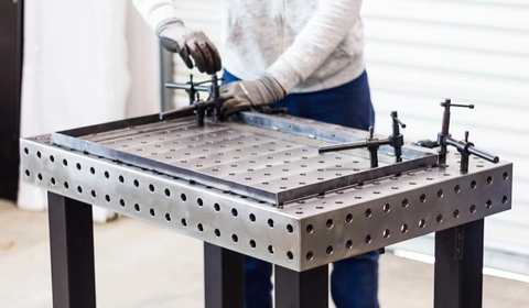 Bàn hàn kích thước 3000x1500mm dùng trong cơ khí chính xác.