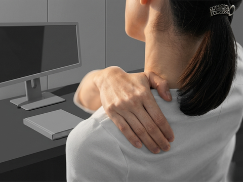 Đau vai gáy do ngồi nhiều – khi nào nên dùng thiết bị massage?