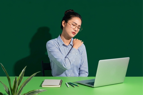 Đau cổ vai gáy có tự khỏi không? Khi nào cần can thiệp ngay?
