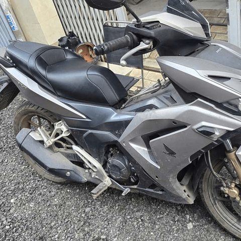 Yên Winner Có Bậc Mông – Màu Đen Thể Thao _ WINNER-G04-BLACK