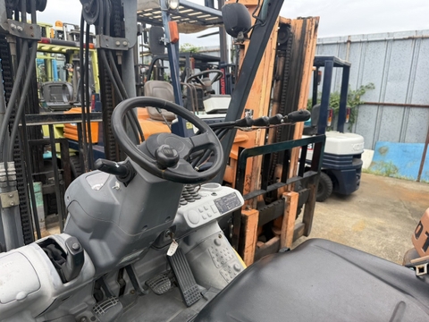 Xe nâng dầu cũ 2.5 tấn Komatsu FD25-16 số tự động dịch càng - 718426