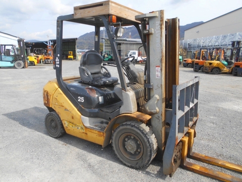 Xe nâng dầu 2.5 tấn KOMATSU FD25T-17 Đời 2012 (Gật Gù - Càng Dài 1.81m)