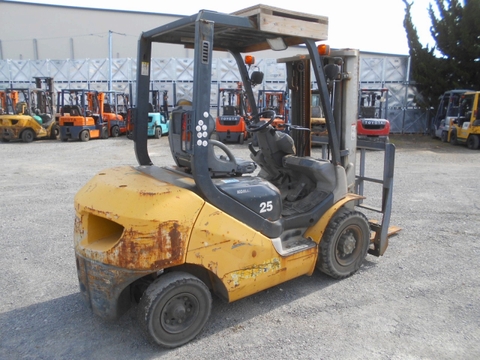 Xe nâng dầu 2.5 tấn KOMATSU FD25T-17 Đời 2012 (Gật Gù - Càng Dài 1.81m)