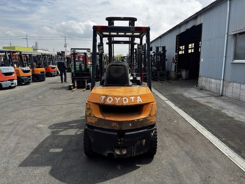 Xe nâng dầu 3 tấn TOYOTA 7FD30 Số Sàn (Đời 2000 - Nâng Cao 4m)
