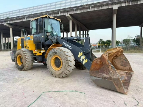 Máy xúc lật 5.5 tấn XCMG LW550KV Bản Cần Dài (Đời 2021) - Gầu 4.2 m3