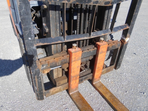 Xe nâng dầu 1.5 tấn TOYOTA 02-8FD15 Đời 2011 (Chui Container - Dịch Giá - Gật Gù)