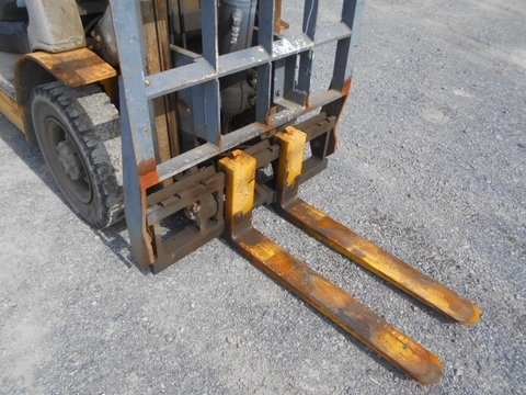 Xe nâng dầu 2.5 tấn KOMATSU FD25T-17 Đời 2012 (Gật Gù - Càng Dài 1.81m)