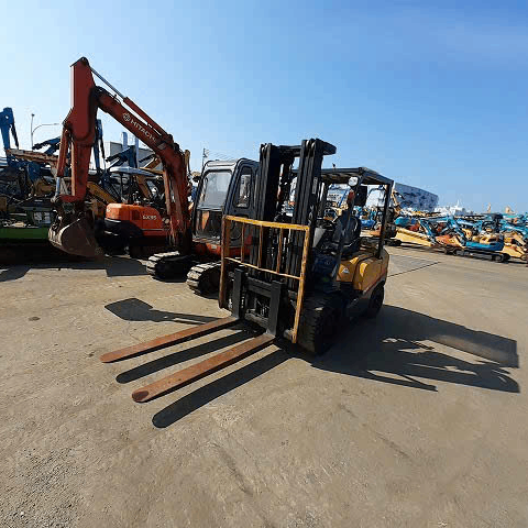 Xe nâng dầu 3 tấn TCM FHD30C3 chui container dịch giá - F130-01424