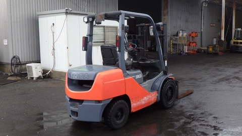 Xe nâng dầu 3 tấn TOYOTA 52-8FD30 Đời 2014 (Mâm Xoay 360 độ)