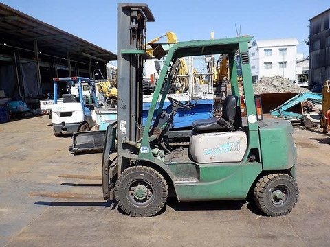 Xe nâng dầu 2 tấn MITSUBISHI FD20 đời 1996 dịch giá