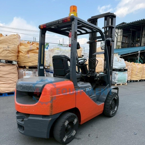 Xe nâng dầu 3 tấn Toyota 50-8FD30/35923 (Năm 2014)