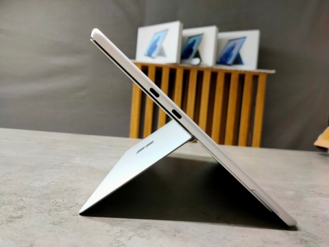 Surface Pro 9 i5 8GB 128GB (Platinum) like new