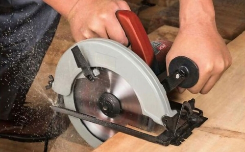 Cách sử dụng máy cưa đĩa cầm tay an toàn, đúng kỹ thuật