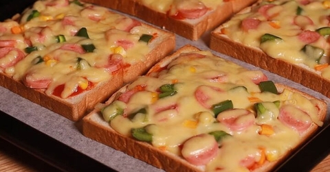 Cách Làm Pizza Bằng Bánh Mì Giòn Ngon Đơn Giản Tại Nhà