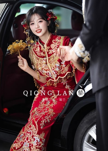 Sườn xám cô dâu đỏ thêu hoa văn vàng, tay lửng tua rua_I138