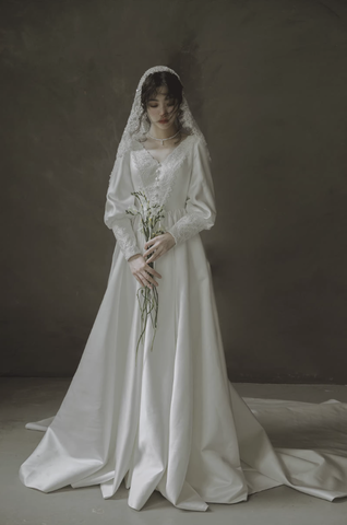 Váy cưới satin cổ V lưng đính ngọc trai_I22