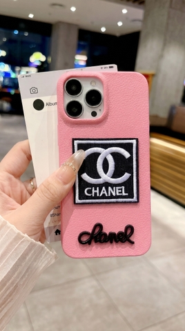 ỐP LƯNG IPHONE DA iPHONE PHỐI LOGO CHANEL ĐÍNH ĐÁ & THÊU