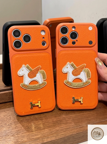 Ốp Lưng Iphone_Ốp Da Độ Camera 17Promax  Cao Cấp - Họa Tiết Ngựa Bập Bênh Phối Logo Kim Loại
