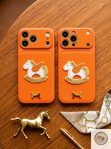 Ốp Lưng Iphone_Ốp Da Độ Camera 17Promax  Cao Cấp - Họa Tiết Ngựa Bập Bênh Phối Logo Kim Loại