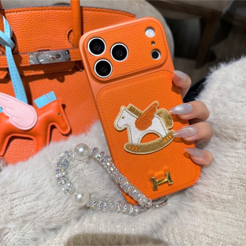Ốp Lưng Iphone_Ốp Da Độ Camera 17Promax  Cao Cấp - Họa Tiết Ngựa Bập Bênh Phối Logo Kim Loại