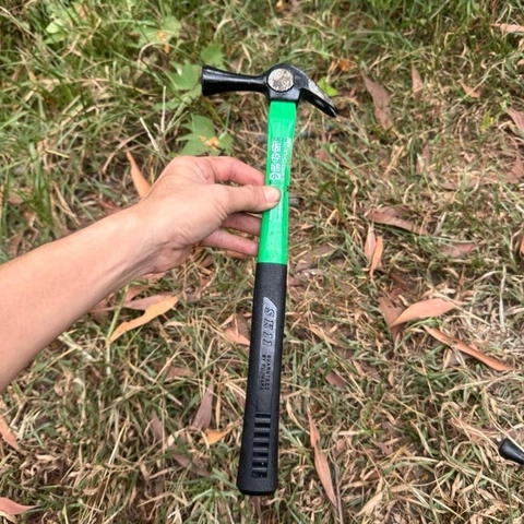 Búa Đóng Đinh Nội Địa Nhật 700g Cán Dài 38cm Đế Có Gân Chống Trượt Cán Bọc Cao Su Êm Ái Thép Rèn Nguyên Khối Bền Bỉ