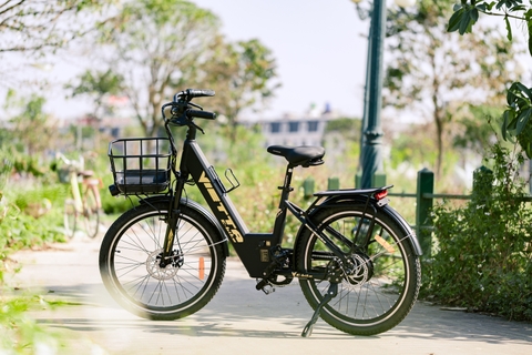 VIETTA Cá Tính màu đen có giỏ trước, nhìn nghiêng