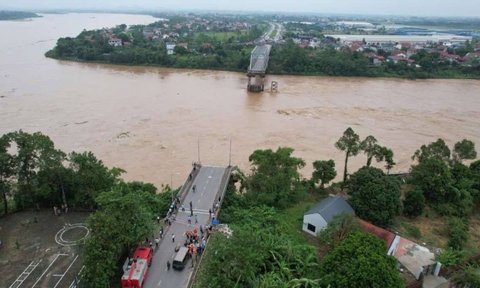 Sập cầu Phong Châu ở tỉnh Phú Thọ, nhiều người mất tích