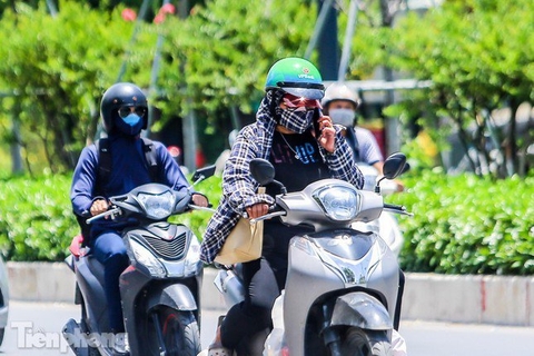 Người dân miền Bắc hứng chịu kiểu thời tiết gây khó chịu trong ngày hôm nay