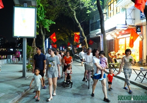 Nhộn nhịp phố đi bộ hồ Ngọc Khánh ngày đầu hoạt động