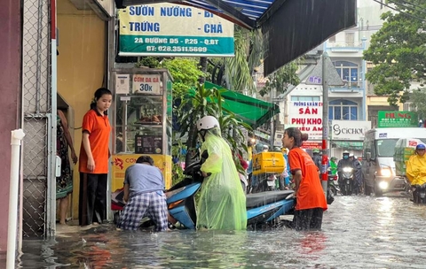 TP.HCM mưa lớn: Ngoài đường 'đứng hình giữa biển nước', trong nhà... khốn khổ chạy nước