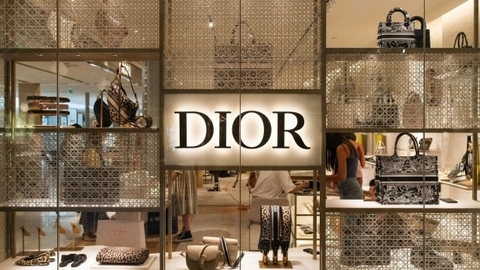 Tranh cãi nảy lửa: Dior sản xuất túi hiệu với giá chỉ 1,4 triệu đồng, vào store gắn tag 70 triệu đồng