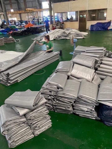 Bạt Trắng Ghi Che Mưa, Che Nắng