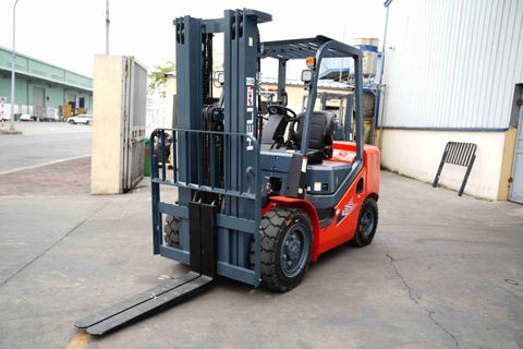 Xe nâng 3.5 tấn chui container