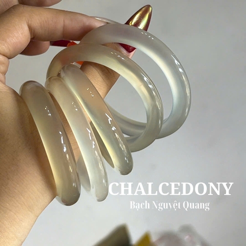 Có Nên Đeo Vòng Tay Đá Khi Đi Ngủ Không?