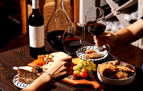 Hướng Dẫn Chi Tiết Cách Phối Hợp Rượu Vang và Rượu Mạnh Với Món Ăn: Tối Ưu Hương Vị