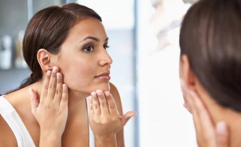 Tác Hại Của Ánh Sáng Xanh: Kẻ Thù Gây Ra Lão Hóa Da Của Dân Văn Phòng