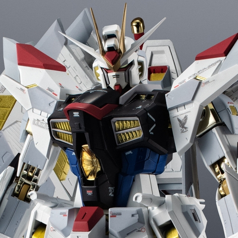 CHOGOKIN Mighty Strike Freedom Gundam