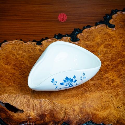 CUNG NHÃN TRÀ SỨ VẼ SEN XANH