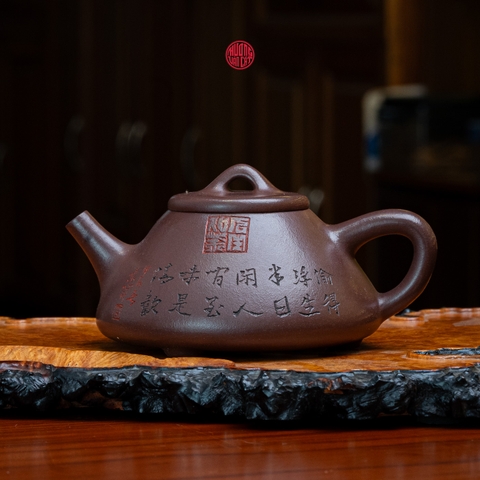ẤM TRÀ TỬ HUYẾT SA DÁNG THẠCH BIỀU KHẮC CHỮ (250ml)