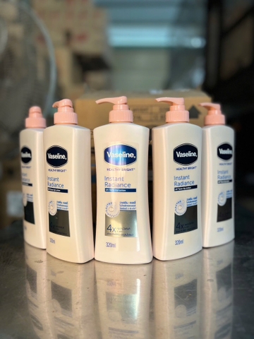 SỮA DƯỠNG THỂ VASELINE INSTAN RADIANCE SÁNG DA TỨC THÌ 4X 320ML X 12 CHAI