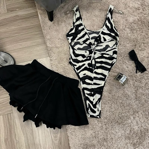 Sét đồ nữ hotrend áo bodysuit vằn ngựa khoét lỗ mix chân váy xòe