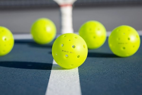 Bóng Pickleball có gì đặc biệt? Có bao nhiêu loại bóng Pickleball hiện nay?