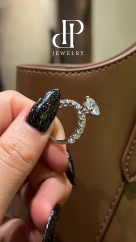 NHẪN FULL MOISSANITE VIÊN CHỦ 9 Ly  – TUYỆT TÁC DÀNH CHO NHỮNG QUÝ CÔ YÊU SỰ TỎA SÁNG - SRE201