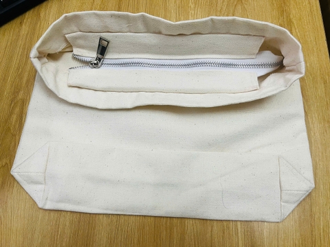 Túi canvas có dây kéo (kích thước trải sàn: ngang 30cm x cao 27cm) (đáy túi: 26cm x 7cm)